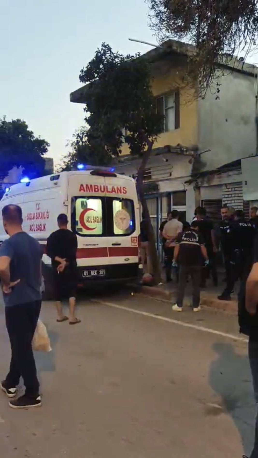Evinin terasında asılı halde bulundu! 3